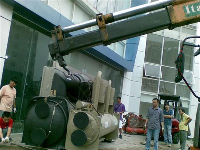 攀枝花市随车吊和汽车吊的核心区别是什么？哪种更省钱？